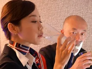 Cô vợ trẻ dâm đãng và ông bạn già phát sóng trực tiếp cảnh sex đôi hoành tráng trong khách sạn~ Mặc tất đen hở háng, quỳ xuống liếm cặc, cưỡi hông từ phía sau và quan hệ cho đến khi cô ấy van xin lòng thương xót...