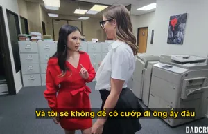 Cô gái dễ thương dễ thương với hai bím tóc nhỏ! Cơ thể nhỏ nhắn khỏa thân thủ dâm! Cô ấy đặt một cái dương vật giả giữa hai chân và đưa nó vào âm đạo. Cô ấy nhấc chân lên và dùng ngón tay ấn vào âm đạo. Cô ấy cọ xát âm hộ của mình bằng một cây bút và la hét, rên rỉ.