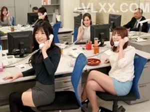 Hai người đàn ông bất ngờ với "món đồ" trong túi của gấu dâm đang tắm suối nước nóng