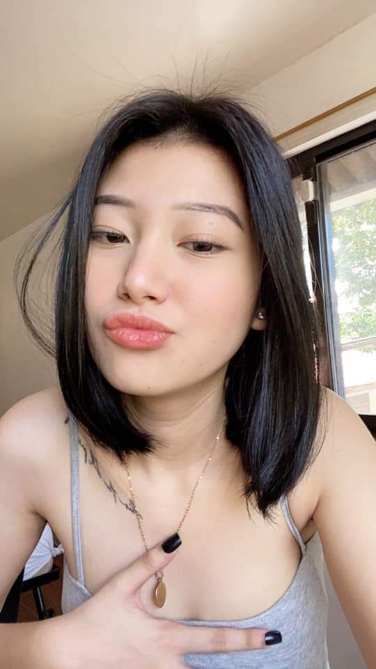Một anh chàng đẹp trai đã hẹn gặp một nữ sinh viên xinh đẹp đến từ trường Đại học Tài chính Kinh tế vào kỳ nghỉ hè. Anh ấy gặp cô ấy trên mạng, đăng ký vào khách sạn rồi ôm cô ấy và quan hệ tình dục với cô ấy.