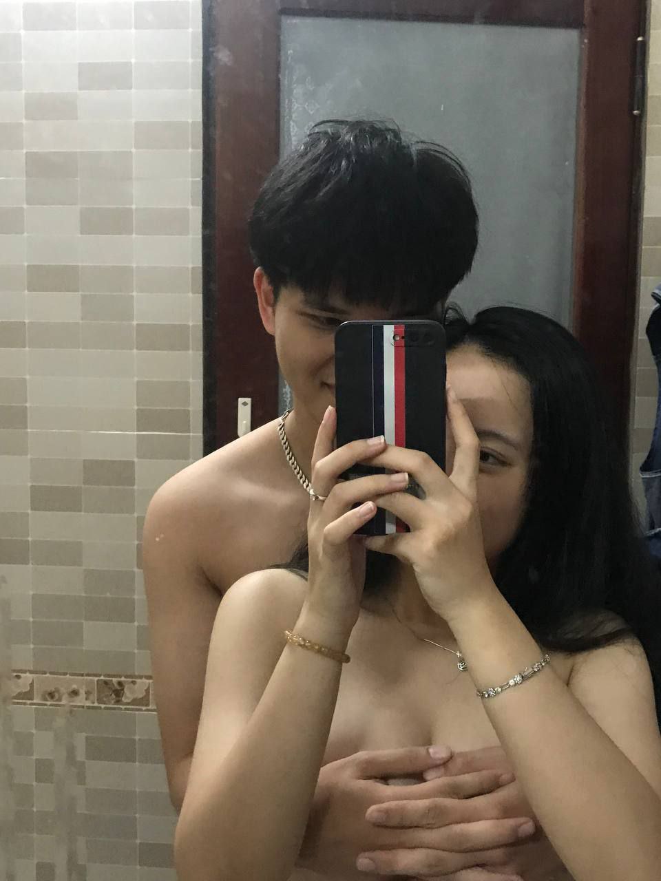 #Chân dài lộ liễu và cung nữ lụa trắng