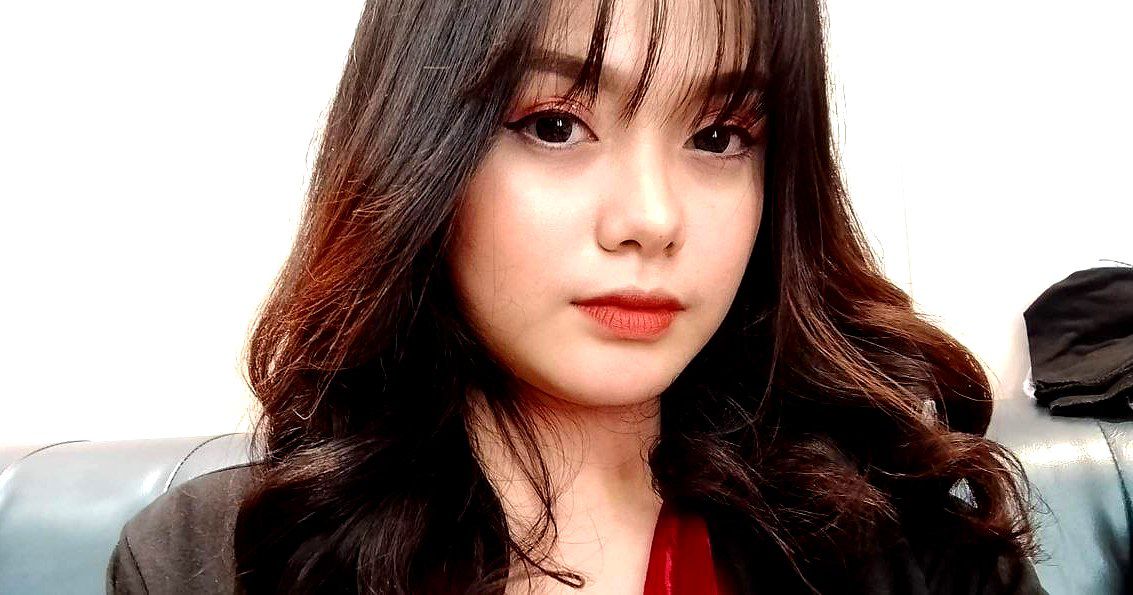 Cô trưởng phòng không mặc áo lót và anh nhân viên may mắn
