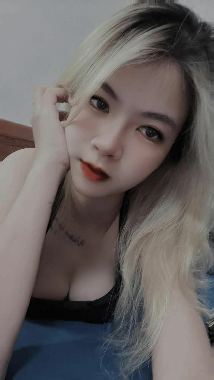 Chồng yêu đi công việc nước ngoài, Người vợ ở nhà xoạc với đám bạn của con trai